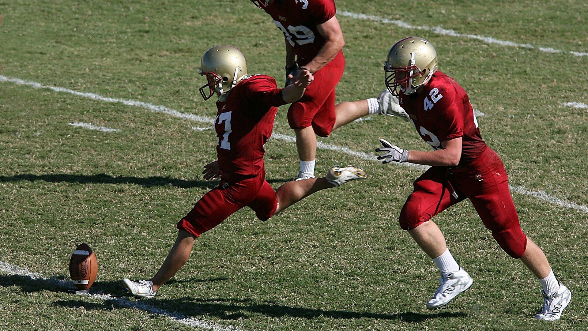 德甲争议判罚引热议，裁判公司认定乌尔比希手球不犯规，VAR技术再成焦点